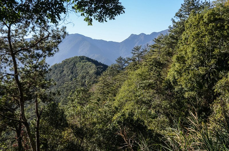 鐵本山步道(H 1850 m)西北望烏夫冬山