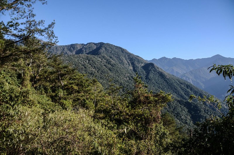 鐵本山步道(H 1725 m)東南望關山、鐵本山、小關山