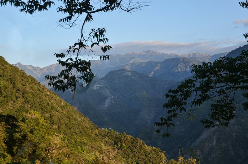 下馬產業道路西北遠眺關山~向陽山稜線 1