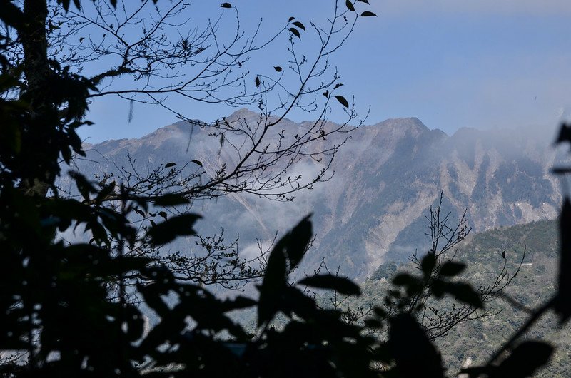 戒茂斯山登山途中西眺關山大斷崖 (1)