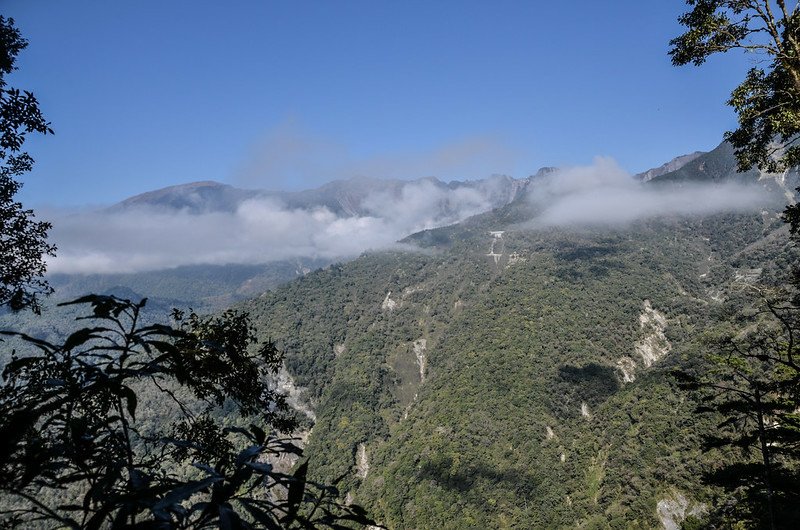 戒茂斯山登山途中西眺關山大斷崖 (2)