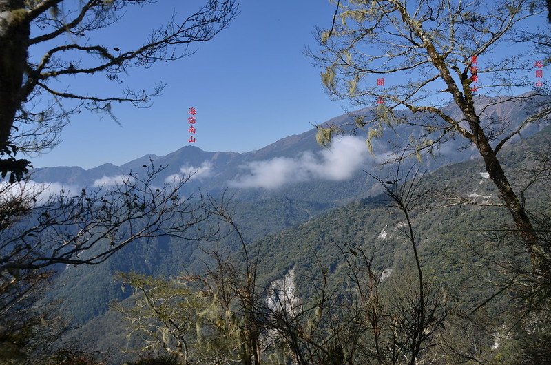 戒茂斯山登山途中西眺關山大斷崖 (9)