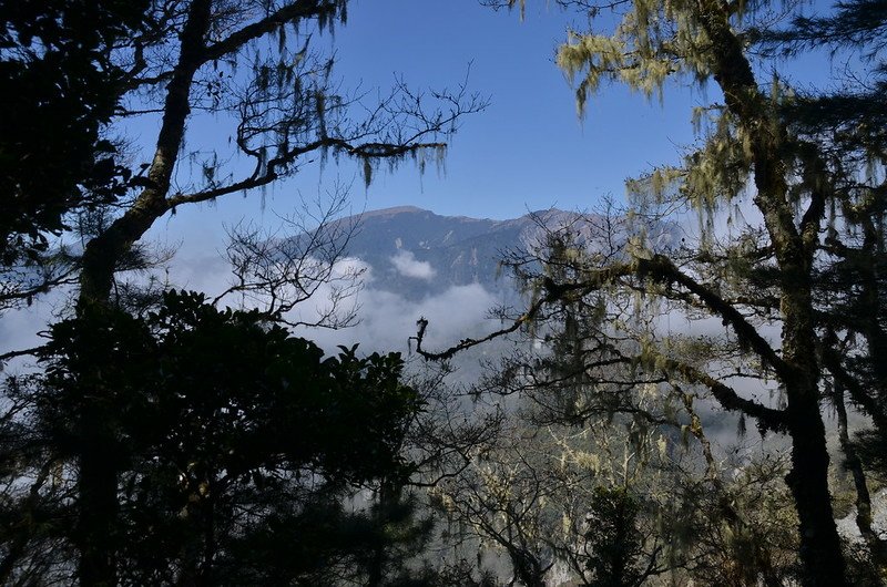 戒茂斯山登山途中西眺關山大斷崖 (5)