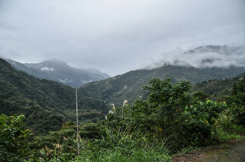 比利良山登山口西南眺追分山(L)、知本山(M)、大南山(R)
