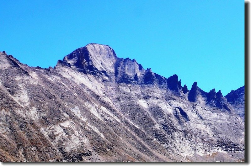 Looking southeast at Longs Peak from Shelf Lake (2)_副本