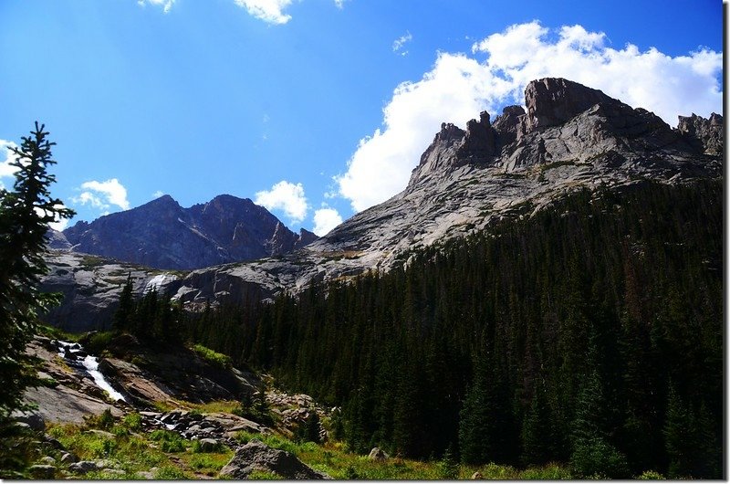 Looking southwest at Arrowhead、Mchenrys Peak from the trail below Black Lake