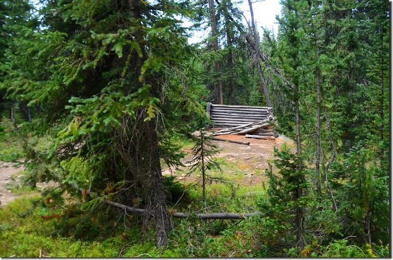 Fall-Out Cabin along the trail