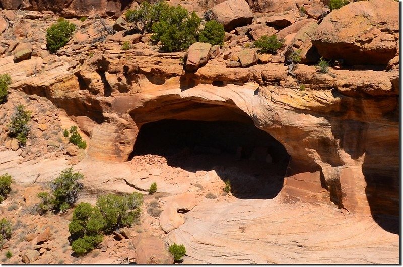 Massacre Cave in Canyon del Muerto; view from the overlook 1