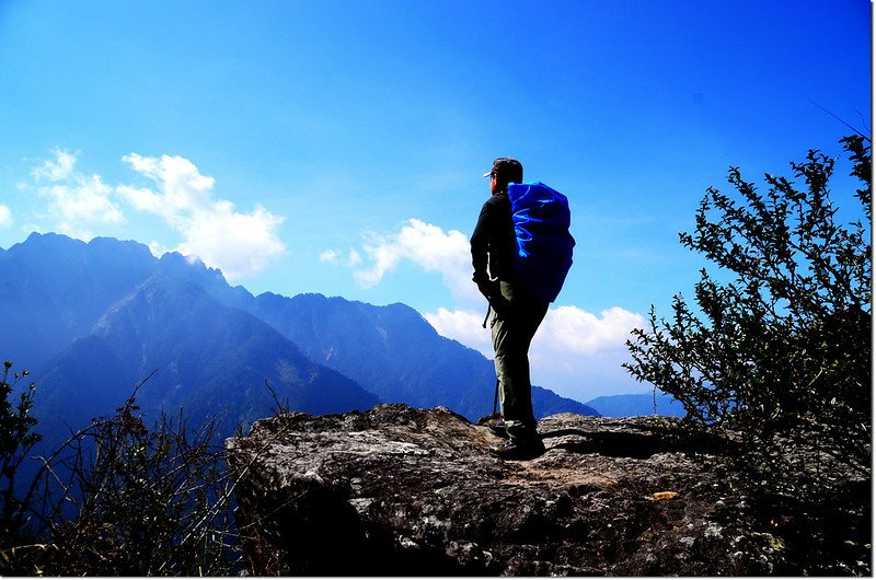 玉山登山步道（背景為小南山、南玉山）