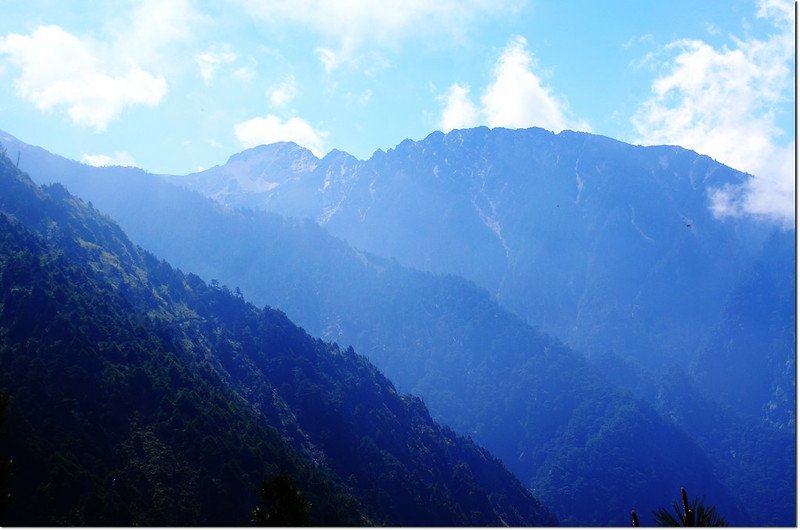 前峰登山步道東南望玉山三叉峰