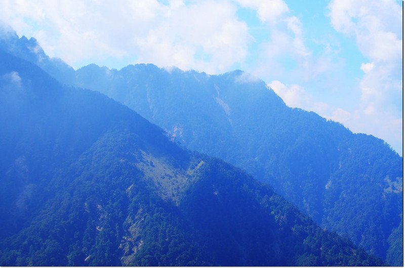 前峰登山步道東南望南玉山