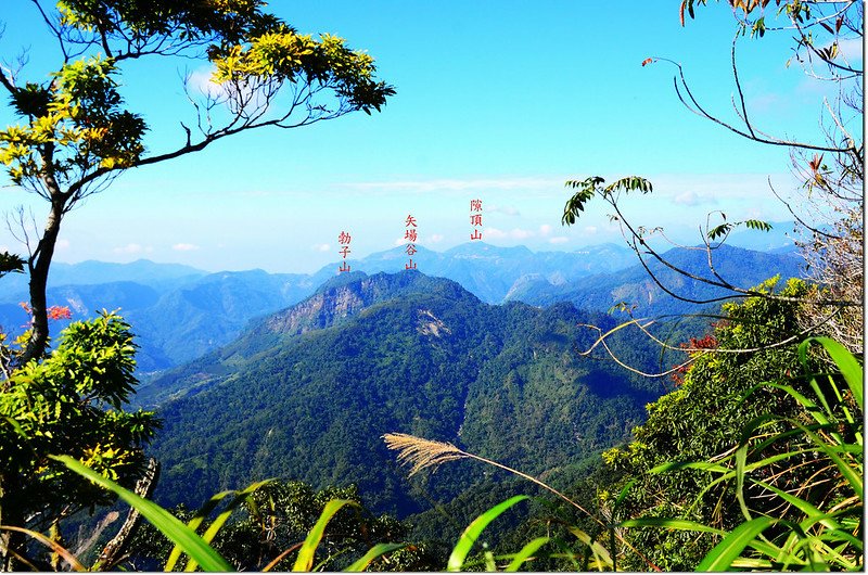 幾阿佐名山西南1734峰瘦稜眺望西北方群山 1-1