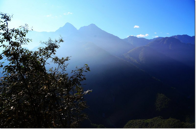 焦土山大崩塌處東南眺佐久間山、立霧主山