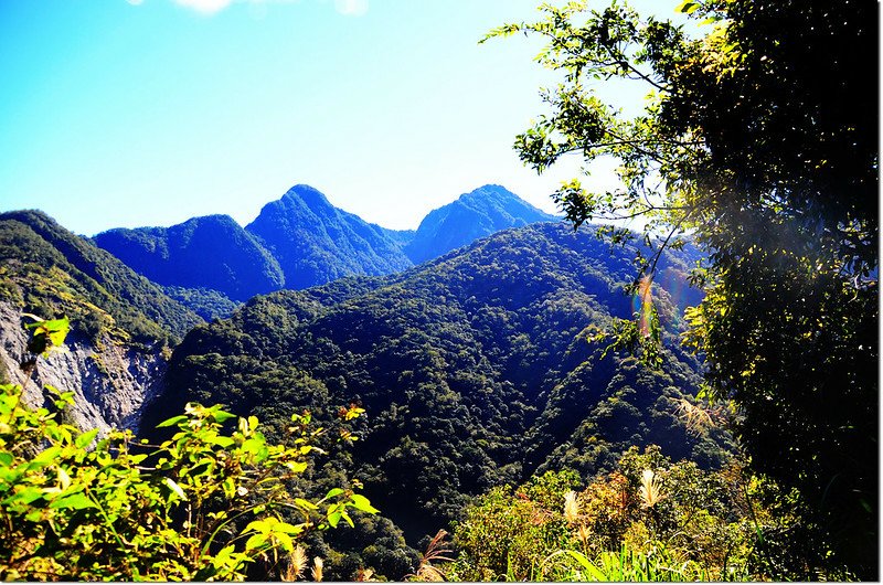 拳背山展望點3東南眺佐久間、立霧主山