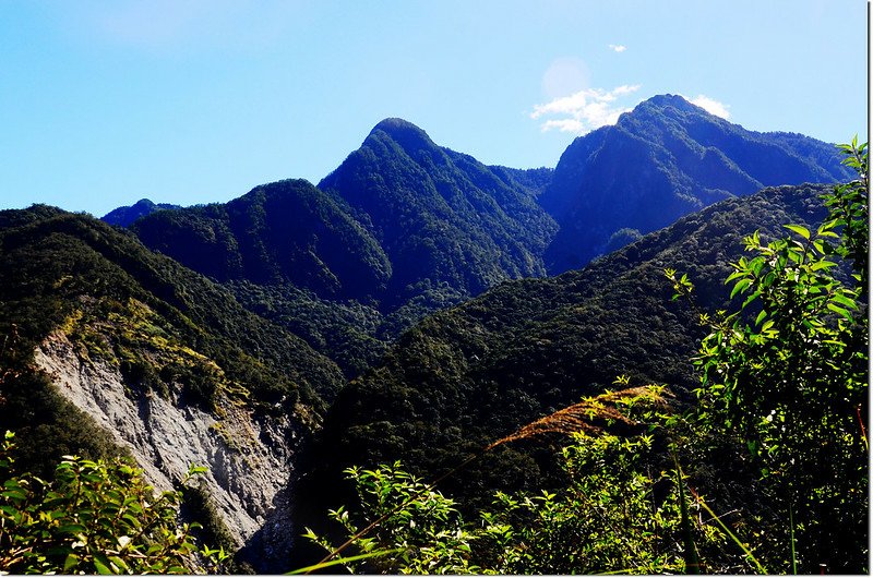 拳背山東南眺佐久間、立霧主山