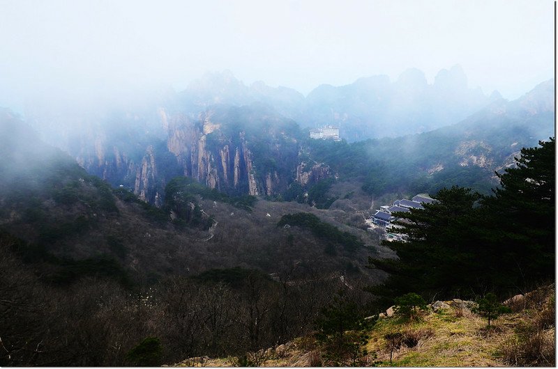 白鵝山莊遠望太平索道山上的丹霞站 1