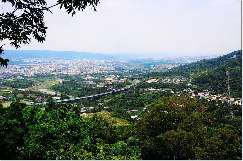 萬斗山山頂西北俯瞰二高及南投市區