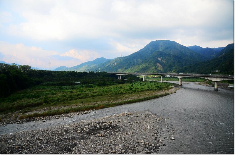 石灼橋眺望國道6號跨越烏溪、甘子林山