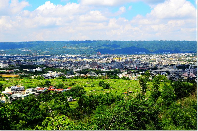 茄荖山西南眺八卦山脈及俯瞰草屯市區