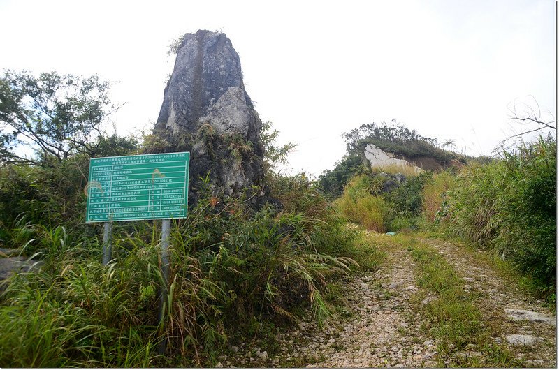 麻荖漏山東峰礦區道路巨石