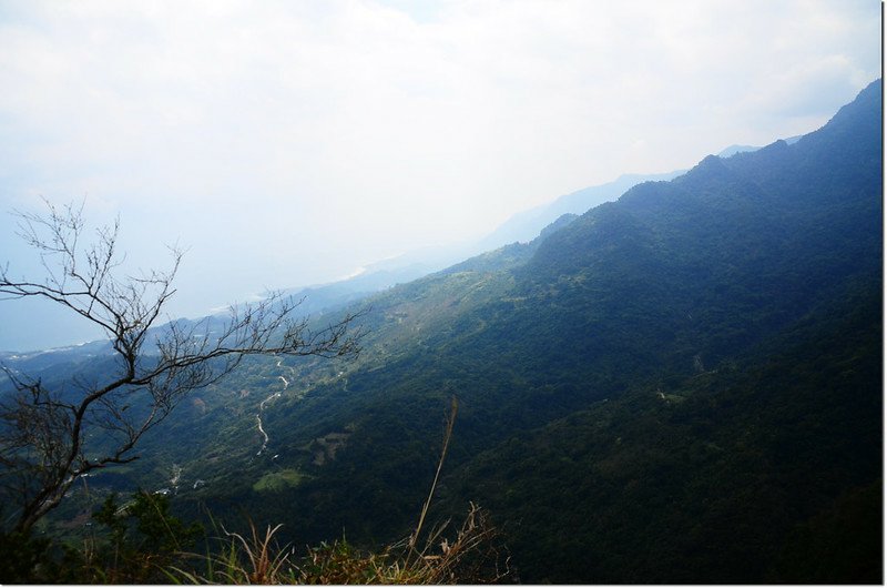 麻荖漏山東峰礦區道路南眺新港南溪山 2