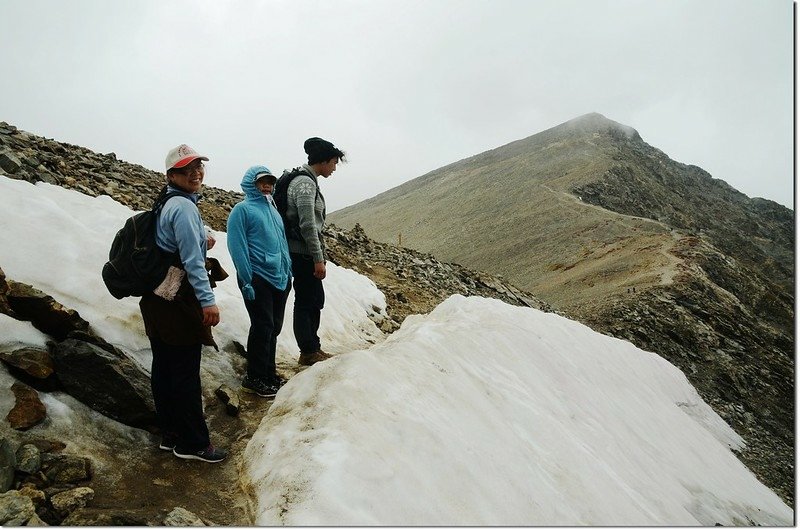 Unmelted snowfield near the saddle