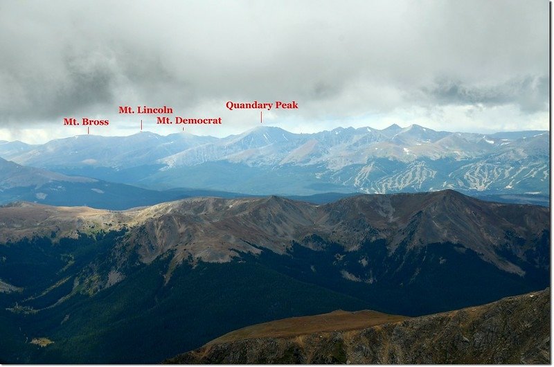 Quandary Peak seen from Grays&apos; summit(M),Lincoln group is in the left(四座皆為14ers)