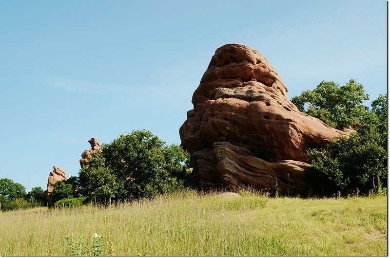 Red rocks along the trail 2