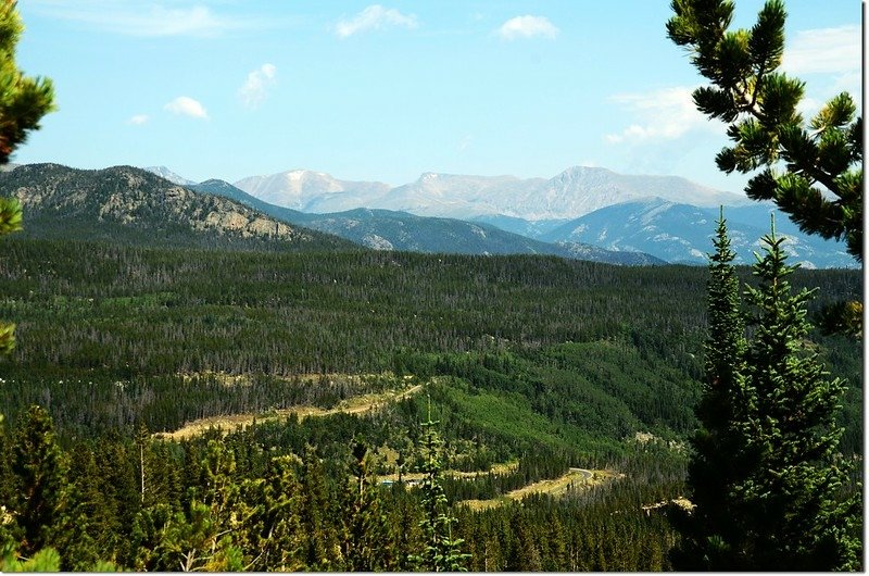 Glacier Gorge Trail 眺望Bear Lake Road及遠方的Mummy Range