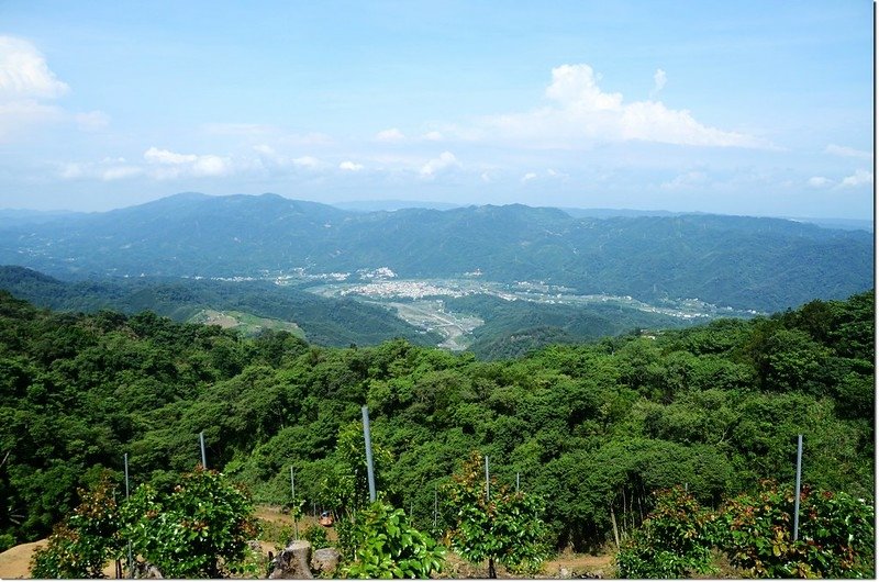 鷂婆山西眺大湖及西側山頭