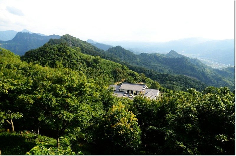 十一分山步道俯瞰妙音淨苑及群山 4