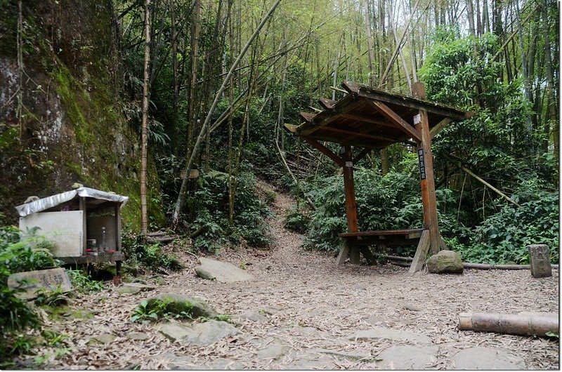 鳳凰山登山步道稜線岔路休息涼亭