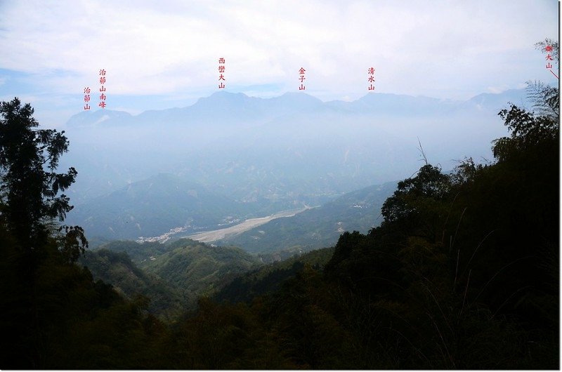 鳳凰山1625鞍東眺西巒連稜