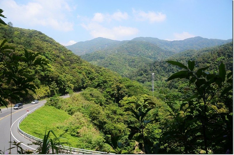 耆路巴林山東峰登山口西北眺耆路知可山(左)