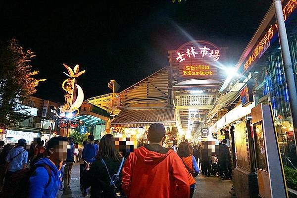豪大大雞排。士林夜市。30公分的超大雞排，國際化的熱門雞排，