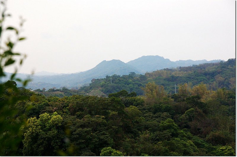 三重溪山南眺滴水山(右)