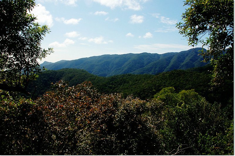 牡丹路山東南峰西南眺里龍山、蚊罩山全稜