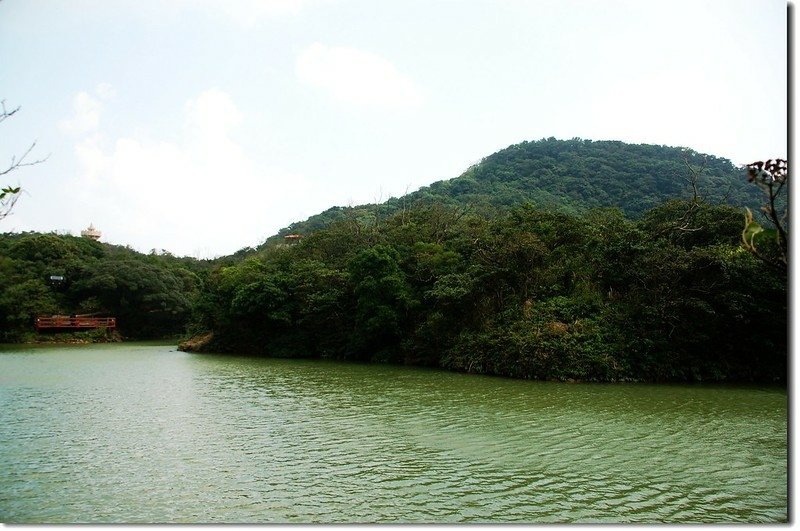 基隆情人湖(背景為大武崙山)