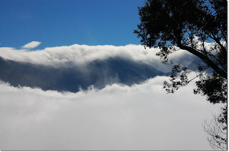 登蕃里山途中東望見晴山