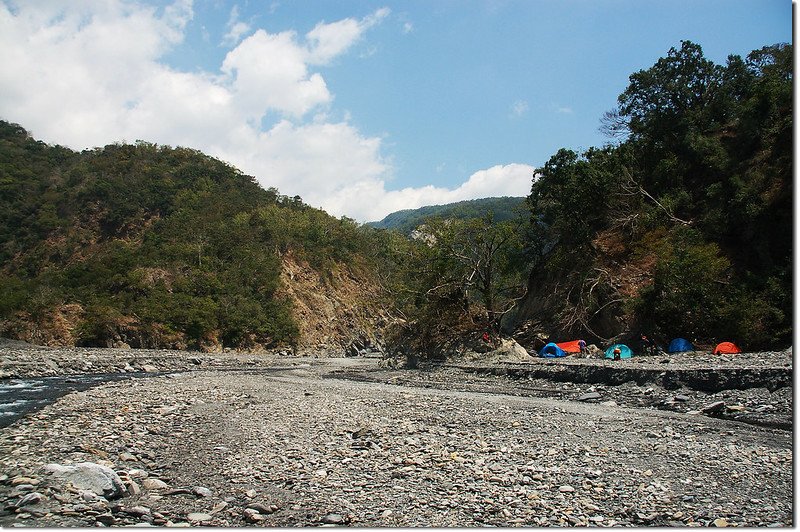 朗吾呂山登山口河床營地 3