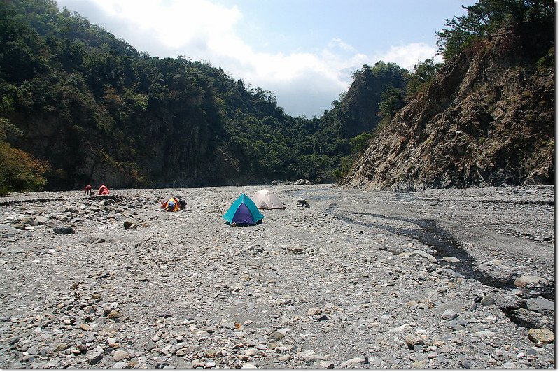 朗吾呂山登山口河床營地 2