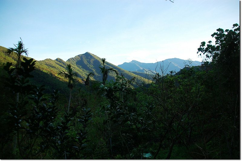 登山步道北眺群山(左至右，德文、大母母、麻留賀) 1