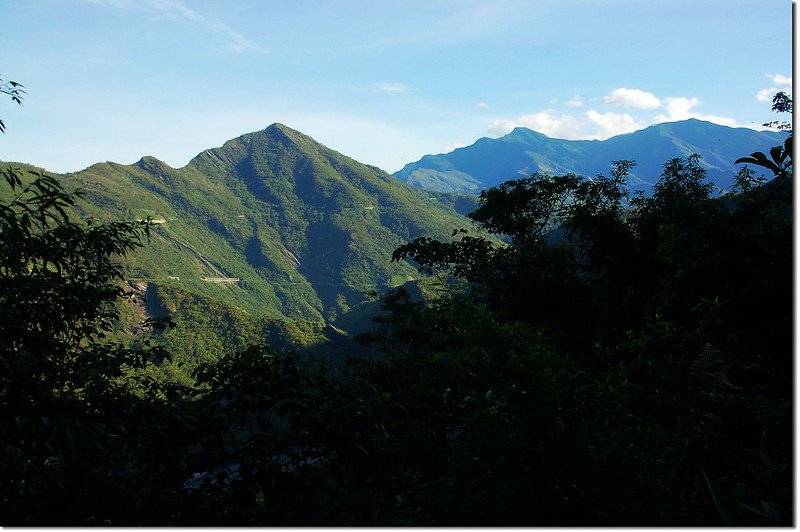 登山步道北眺群山(左至右，德文、大母母、麻留賀)