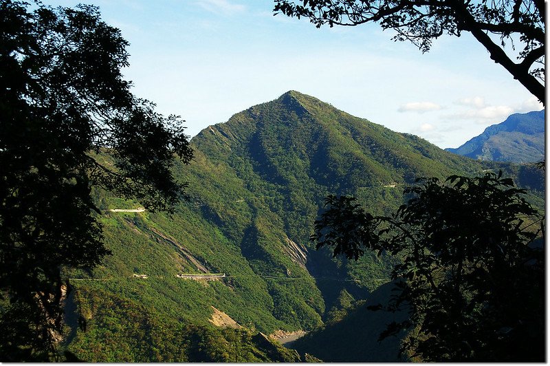 登山步道北眺德文山 2