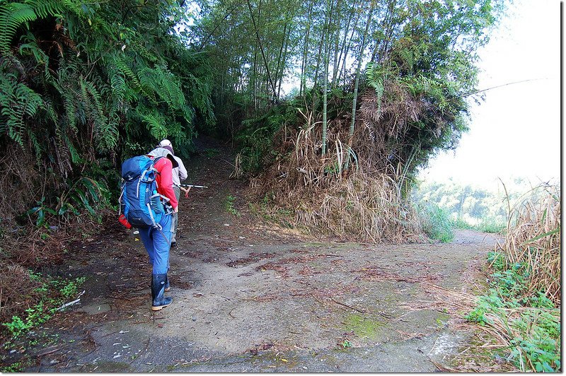 足鉾安山南峰停車處登山口