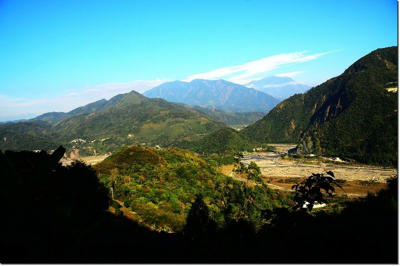 牛轀轆山山腰東北望水社大山、卓社大山