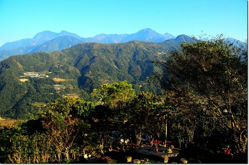 牛轀轆山東南眺治茆、西巒大山