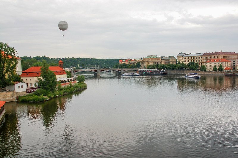 查理大橋俯瞰伏爾塔瓦河(遠處為Manes Bridge, Mánesův most)