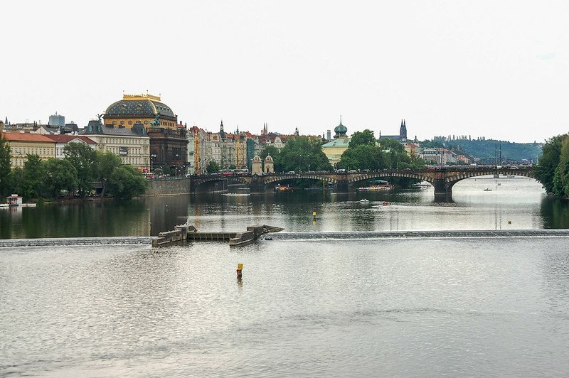 查理大橋俯瞰伏爾塔瓦河(左為國家劇院,右為Legion Bridge, Most Legií)