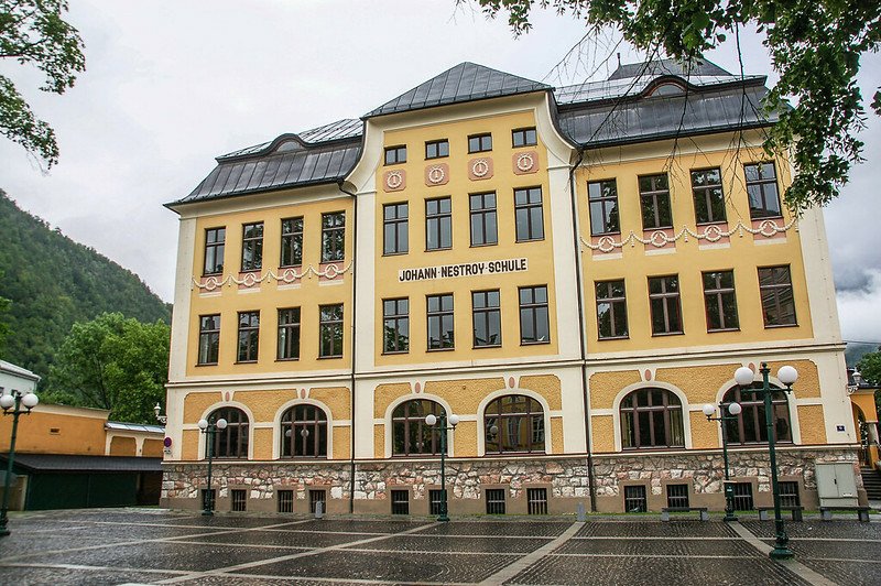 Johann-Nestroy-Schule (Johann Nestroy school)